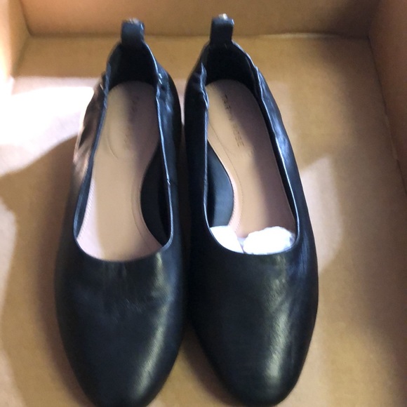 Taryn Rose black flat shoes size 7B. - Picture 2 of 4